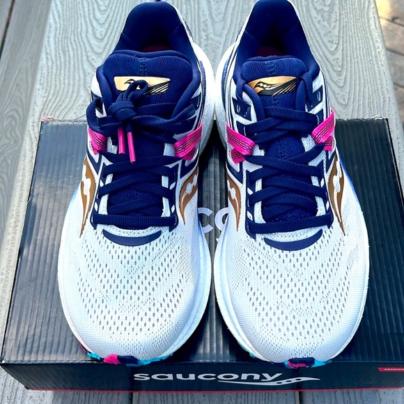 NWT Saucony Triumph 20 Women’s Sneakers!👟👟✨ - Picture 4 of 9
